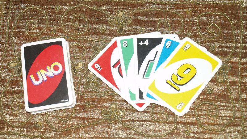 Comment choisir le bon jeu de cartes pour une soirée entre amis ?