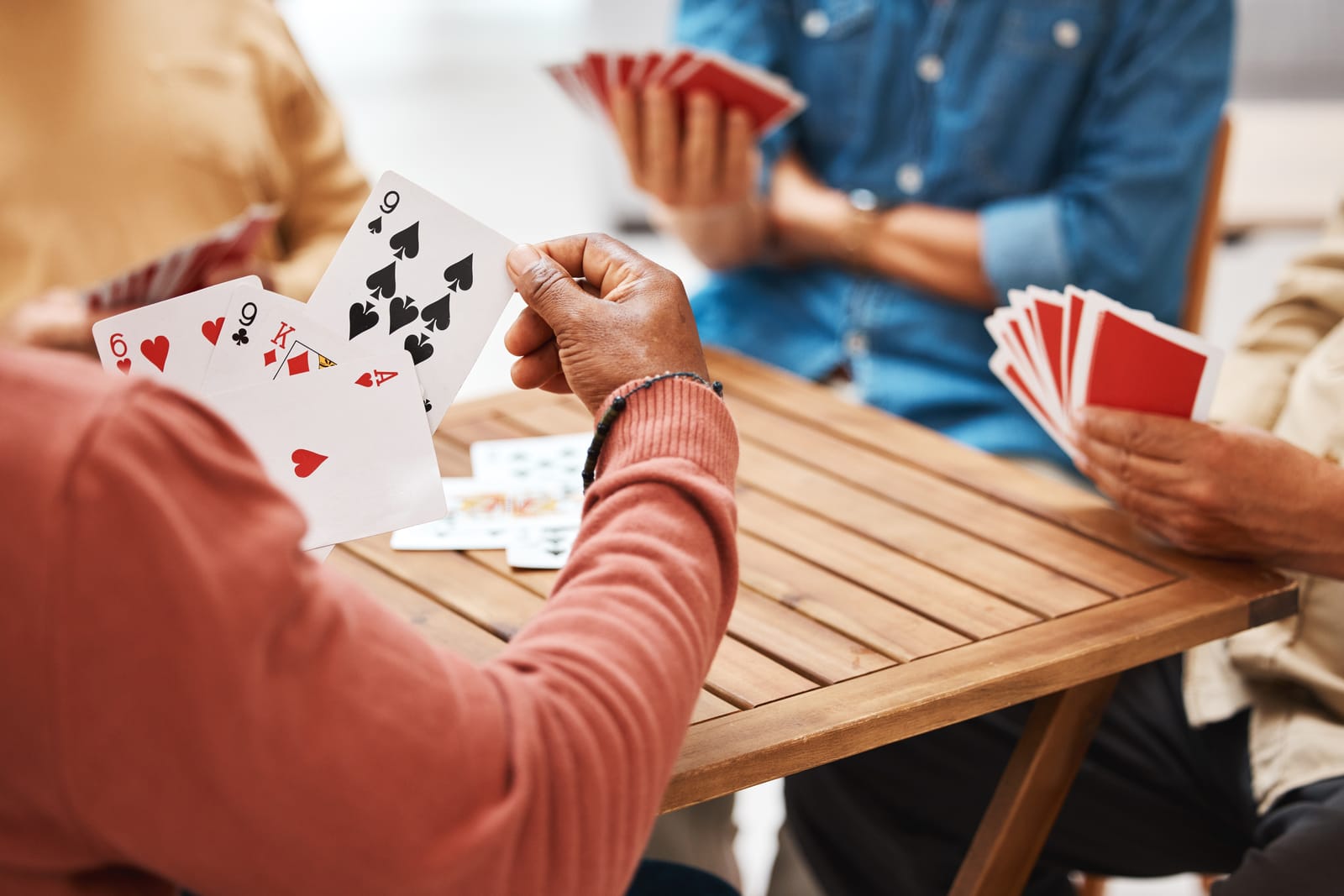 groupe d'amis jouant aux cartes
