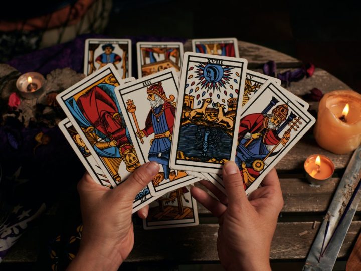 Les différentes facettes du jeu de tarot : des règles classiques à la voyance