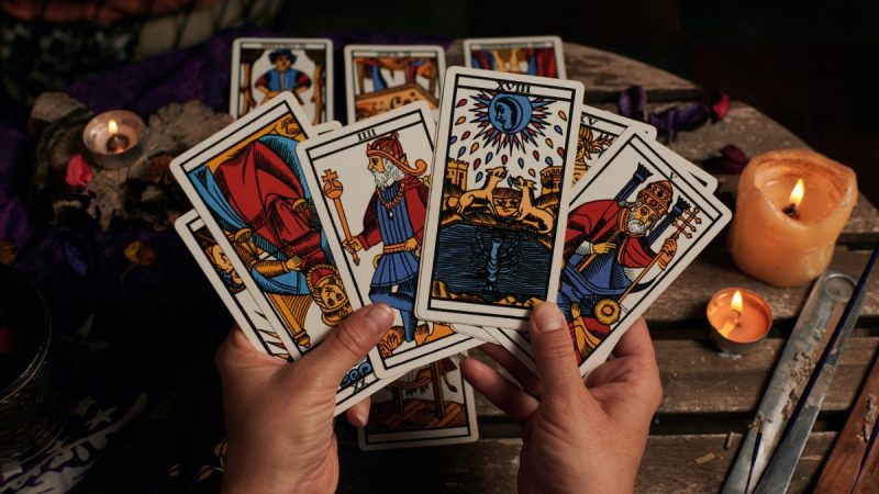 Les différentes facettes du jeu de tarot : des règles classiques à la voyance